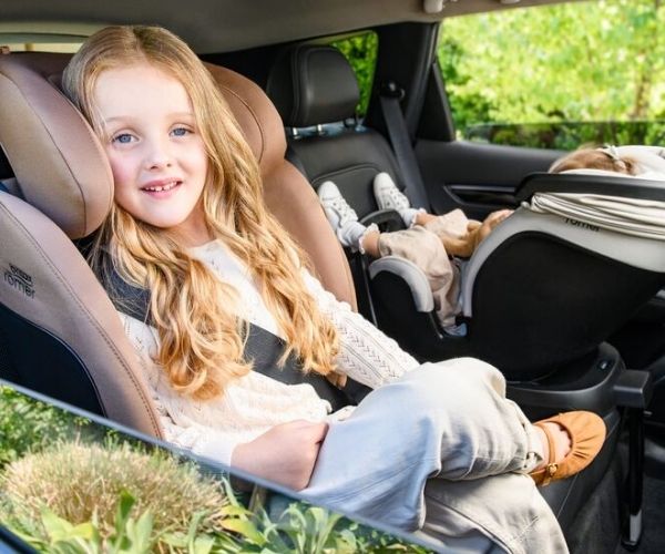 Britax R&ouml;mer Swivel Grow Max Air en uso como elevador con respaldo desde 100 a 125 cm